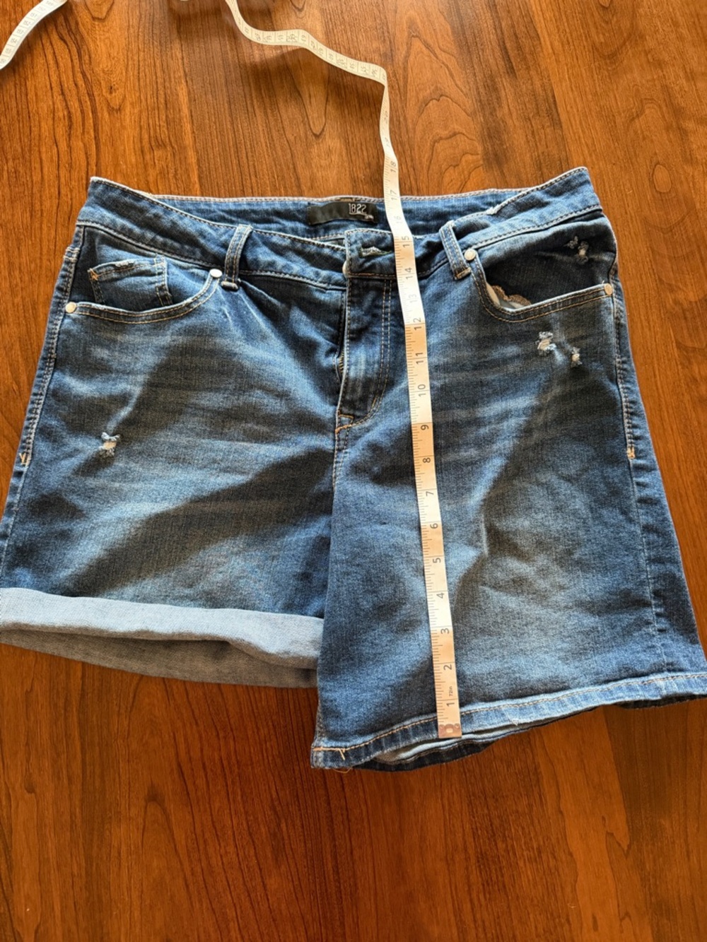 1822 Denim Curvy Rolled Shorts in Laura | Size 12 | Medium Wash